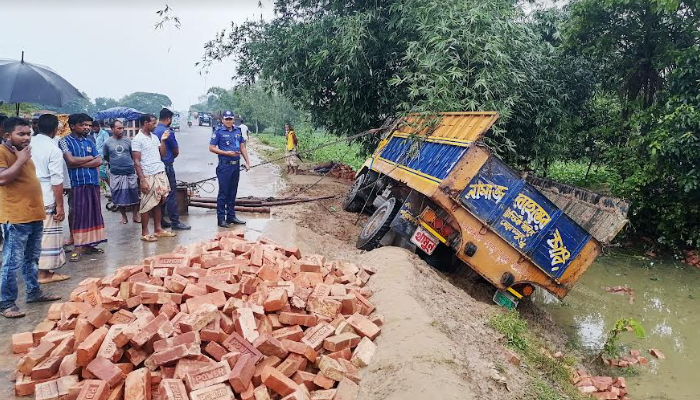 নেত্রকোণায় ইট বোঝাই ট্রাক উল্টে দুই শ্রমিকের মৃত্যু