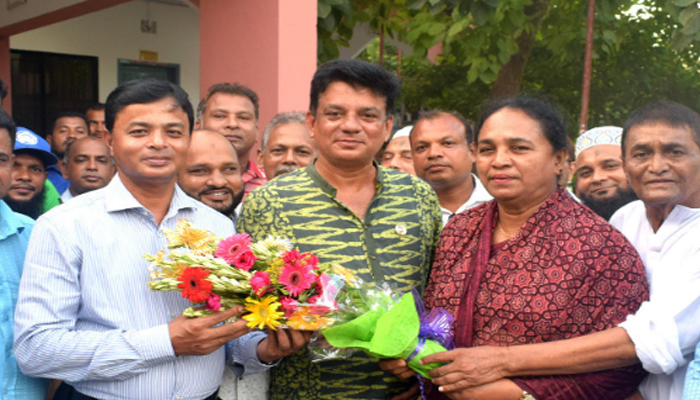 বিনা হয়রানিতে ভূমি অধিগ্রহণের চেক পেলেন জমির মালিক