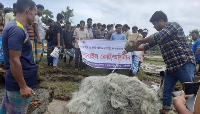 নিষেধাজ্ঞা অমান্য করে মৎস্য আহরণ, ট্রলার-জাল জব্দ