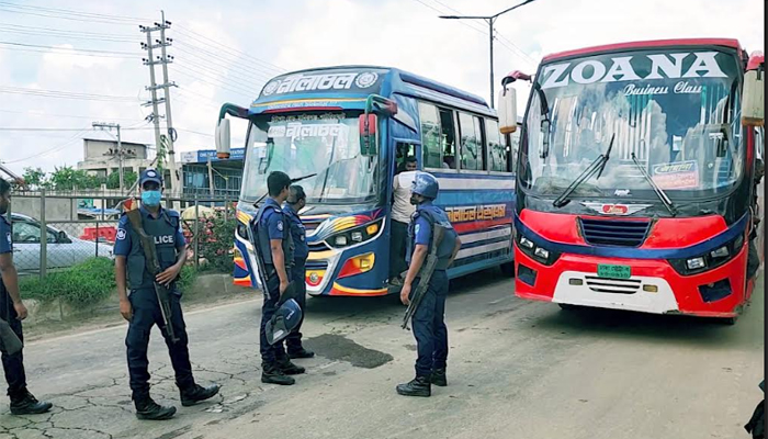 সাভারে চেকপোস্ট বসিয়ে পুলিশের তল্লাশি