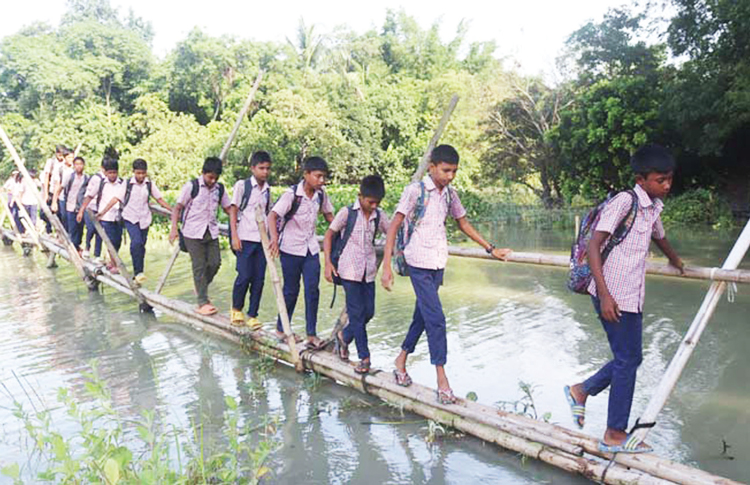 ১২ গ্রামের মানুষের ভরসা বাঁশের সাঁকো