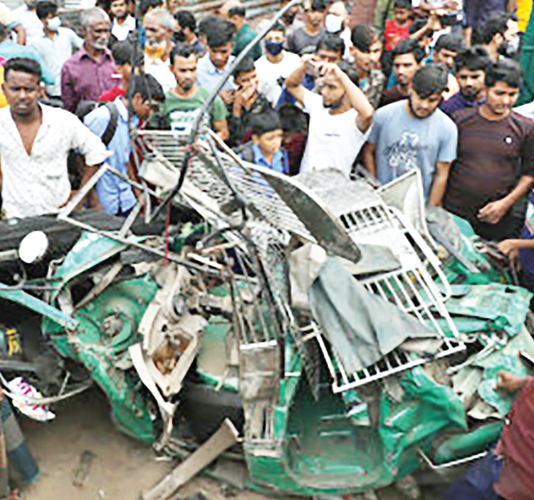 মহাসড়কের আতঙ্ক তিন চাকার যান