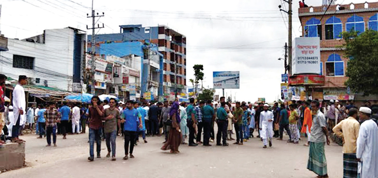 খুবি শিক্ষার্থীকে মারধরের ঘটনায় সড়ক অবরোধ