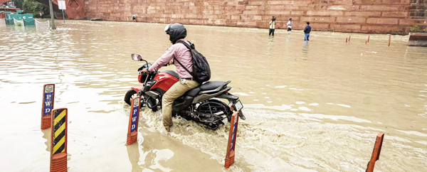 ভারতে বন্যায় নিহত শতাধিক যমুনার পানিতে ভাসছে দিল্লি