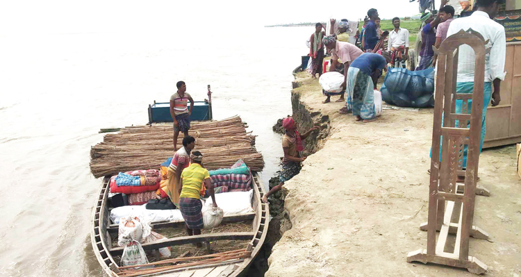 নদীভাঙনের ঝুঁকিতে আবাদি জমি