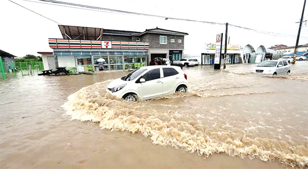 বন্যায় বিপর্যস্ত দক্ষিণ কোরিয়া