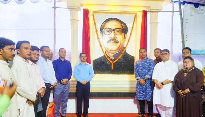 উখিয়ায় বঙ্গবন্ধুর ম্যুরাল উদ্বোধন করলেন জেলা প্রশাসক 