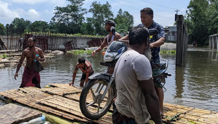 কুড়িগ্রামে বন্যার পানিতে বিকল্প সেতু ডুবে হাজার মানুষের ভোগান্তি