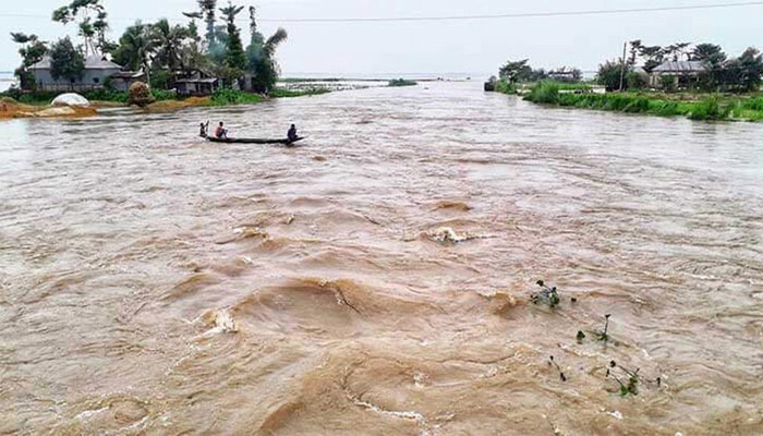 পাহাড়ি ঢলে যমুনায় পানি বাড়ায় নতুন নতুন এলাকা প্লাবিত 