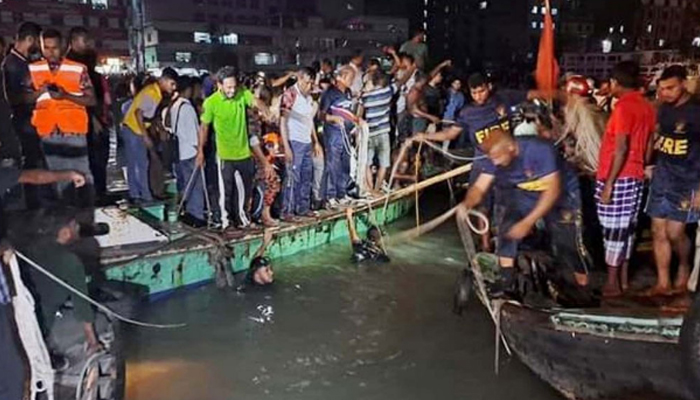 বুড়িগঙ্গায় ওয়াটার বাস ডুবি, ৪ মরদেহ উদ্ধার