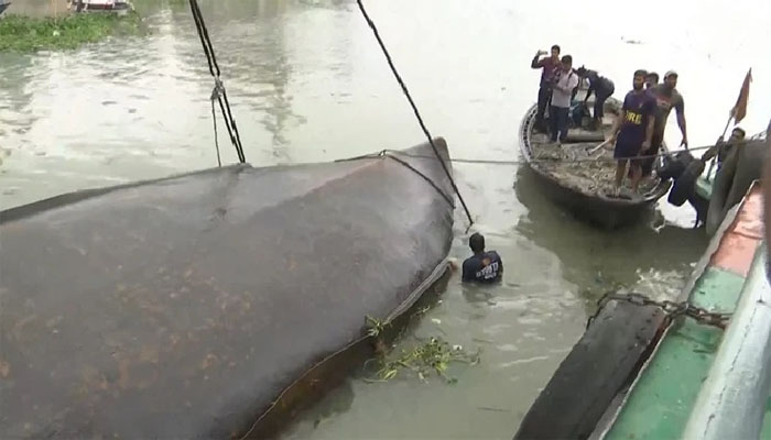 বুড়িগঙ্গায় ডুবে যাওয়া ওয়াটার বাস ১২ ঘণ্টা পর উদ্ধার