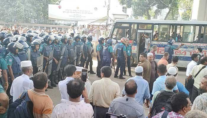 জাতীয় প্রেস ক্লাবে আন্দোলনরত শিক্ষকদের পুলিশের ধাওয়া