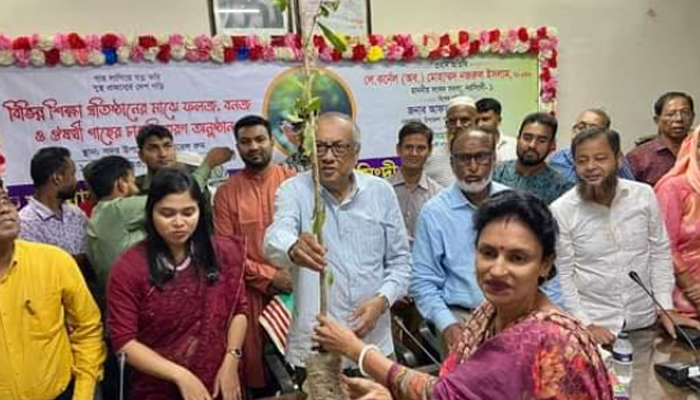 নরসিংদীতে বিভিন্ন শিক্ষা প্রতিষ্ঠানে গাছের চারা বিতরণ 