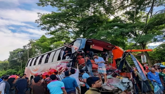 চলন্ত সিমেন্ট বোঝাই ট্রাকে বাসের ধাক্কায় প্রাণ গেল ২ জনের 