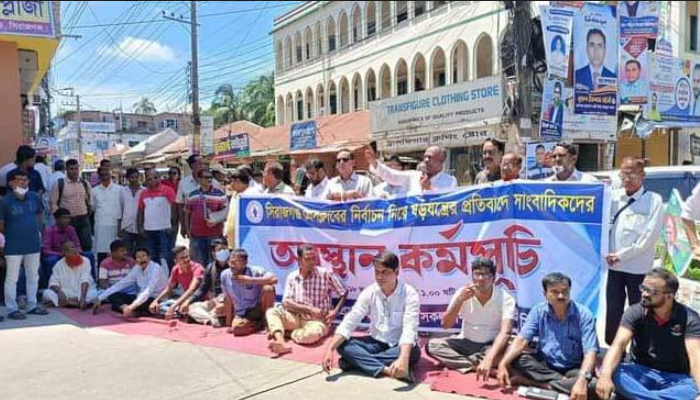 প্রেসক্লাব নিয়ে ষড়যন্ত্রের প্রতিবাদে সাংবাদিকদের অবস্থান কর্মসূচি