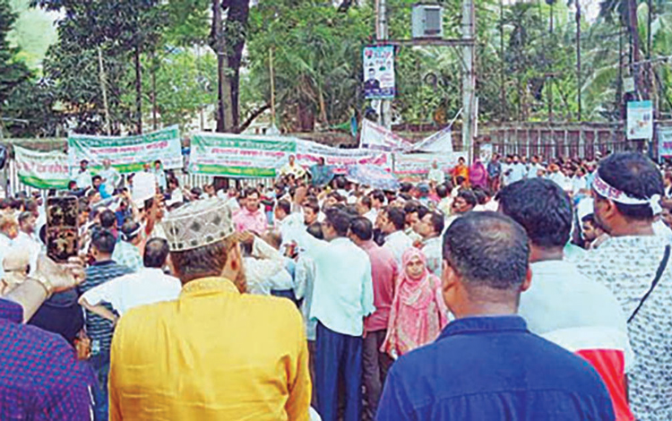 অষ্টম দিনেও হয়নি সমাধান দাবি আদায়ে অনড় শিক্ষকরা