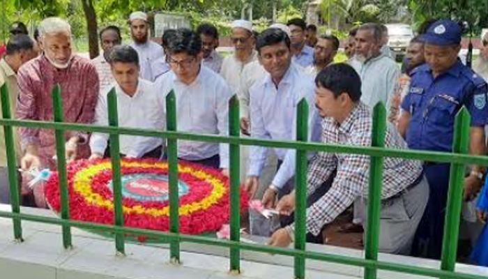 ড. ওয়াজেদ মিয়ার কবরে নবাগত জেলা প্রশাসকের শ্রদ্ধাঞ্জলী