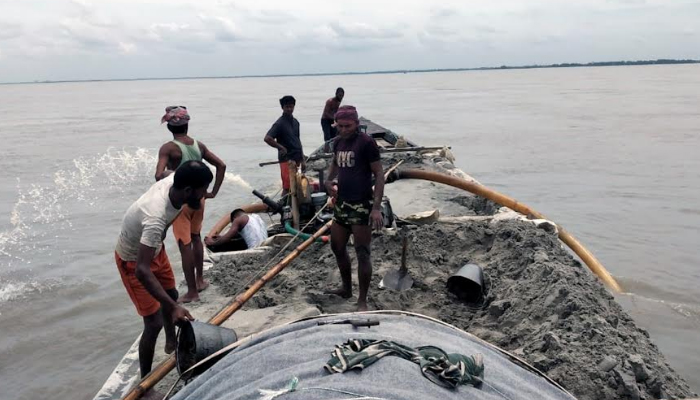 অবৈধভাবে বালু উত্তোলনের অভিযোগে ড্রেজারসহ গ্রেফতার ৪