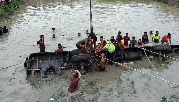 ঝালকাঠিতে নিয়ন্ত্রণ হারিয়ে বাস পুকুরে, নিহত বেড়ে ১৮ 