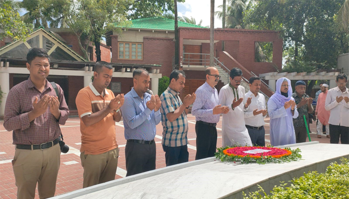 জাতির পিতার সমাধিতে গণযোগাযোগ অধিদপ্তরের মহা-পরিচালকের শ্রদ্ধা  