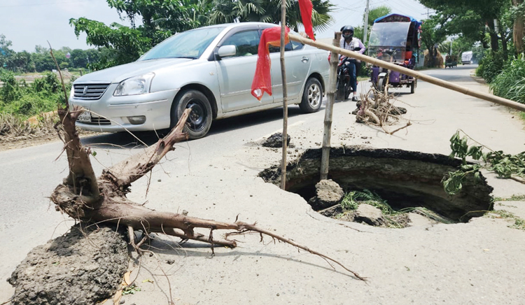 কালিয়াকৈরে সড়কে গর্ত