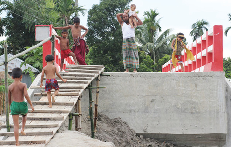 মই বেয়ে উঠতে হয় সেতুতে