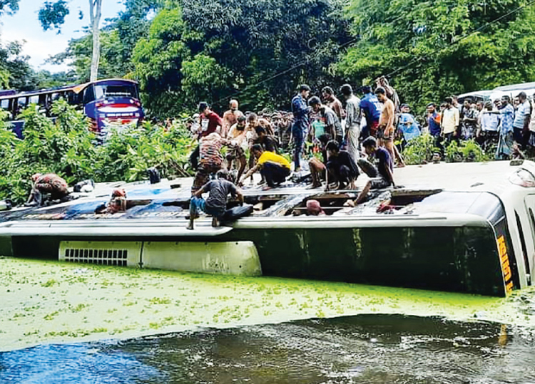 গৌরনদীতে বাসের মুখোমুখি সংঘর্ষ