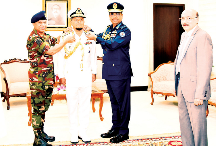 জাতির পিতার প্রতিকৃতিতে ও শিখা অনির্বাণে নবনিযুক্ত নৌবাহিনী প্রধানের শ্রদ্ধা