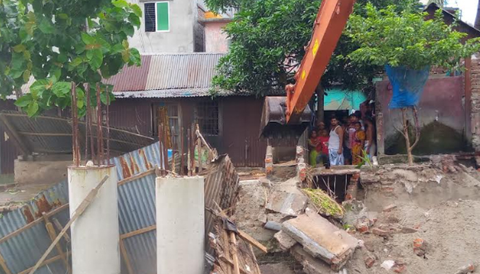 নারায়ণগঞ্জের শীতলক্ষ্যায় ২৭ টি অবৈধ স্থাপনা উচ্ছেদ