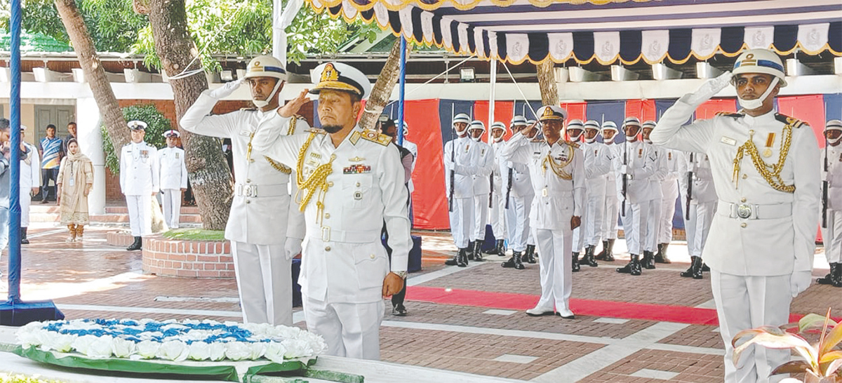 জাতির পিতার সমাধিতে নবনিযুক্ত নৌবাহিনী প্রধানের শ্রদ্ধা