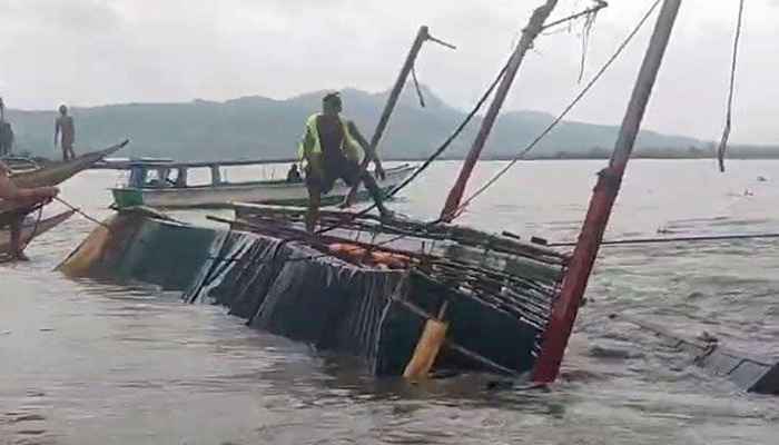 ফিলিপাইনে যাত্রীবাহী নৌকা ডুবে নিহত ২৫