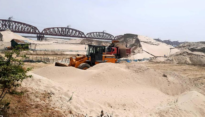 কেপিআইভুক্ত হার্ডিঞ্জ ব্রিজ এলাকা থেকে বালুর স্তুপ সরানোর নির্দেশ