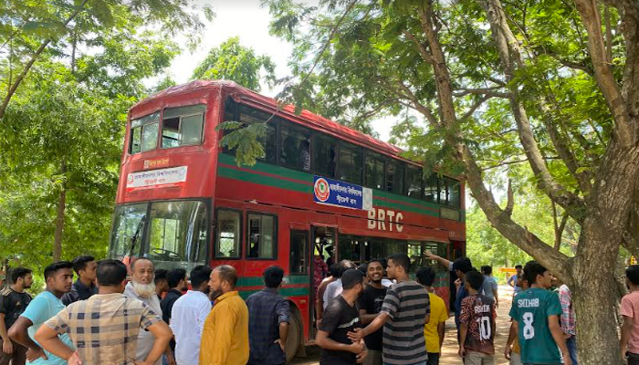 বিশ্ববিদ্যালয়ের বাসে দলীয় কর্মসূচিতে ছাত্রলীগ, জোরপূর্বক নিলো নবীনদের