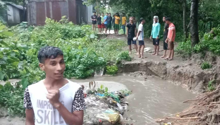 রাস্তা জন্য স্কুলে যেতে পারছেন না ছাত্রছাত্রীরা, চরম দুর্ভোগে গ্রামবাসী  