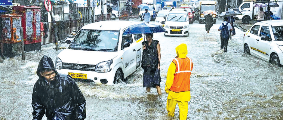 প্রবল বৃষ্টিতে মুম্বাইয়ে রেড অ্যালার্ট