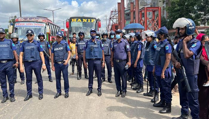 রাজধানীর প্রবেশমুখে ব্যাপক সংখ্যক পুলিশ মোতায়েন