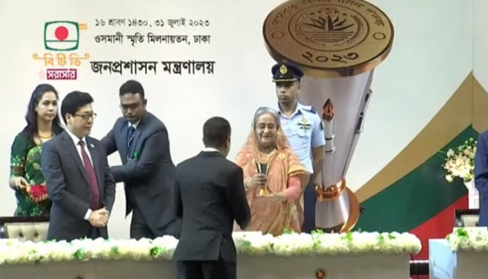 ২৮ কর্মকর্তা ও ২ প্রতিষ্ঠান পেল বঙ্গবন্ধু জনপ্রশাসন পদক