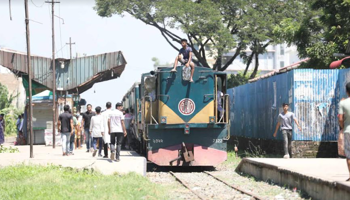 ৮ মাস পরে ঢাকা-নারায়ণগঞ্জ রুটে ট্রেন চলাচল শুরু