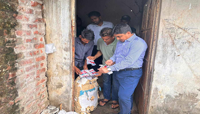 চট্টগ্রামে আড়াই টন নিষিদ্ধ পলিথিন জব্দ, গোডাউন সিলগালা