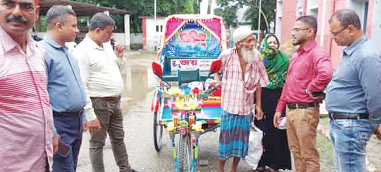 ইঞ্জিনচালিত রিকশা পেলেন বৃদ্ধ