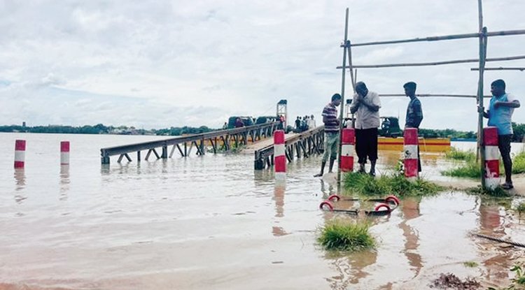 পানিতে ডুবছে পন্টুন পারাপারে চরম দুর্ভোগ