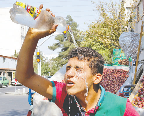 তীব্র গরমে ইরানে দুই দিনের সরকারি ছুটি