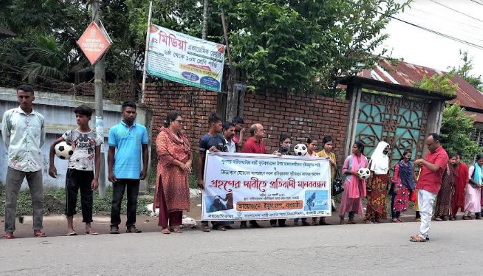 খুলনায় নারী ফুটবলার আক্রান্তের ঘটনায় নেত্রকোণায় মানববন্ধন