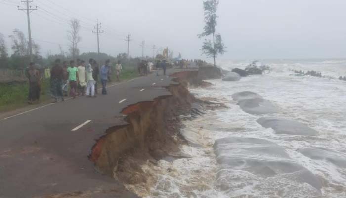 ঢেউয়ের আঘাতে বাড়ছে মেরিন ড্রাইভের ভাঙন