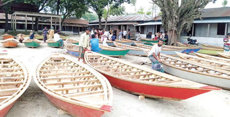 শাহজাদপুরে জমেছে হাটকৈজুরী ডিঙি নৌকার হাট