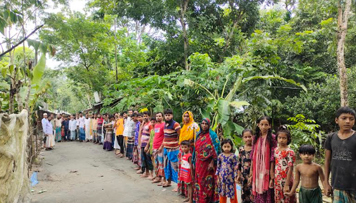 পটুয়াখালীতে গর্ভবতী নারী উপর হামলার ঘটনায় বিচারের দাবীতে মানববন্ধন