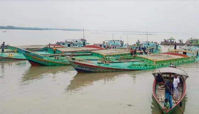 সিরাজগঞ্জের যমুনা নদী থেকে বালুবাহী তিন বাল্কহেড জব্দ