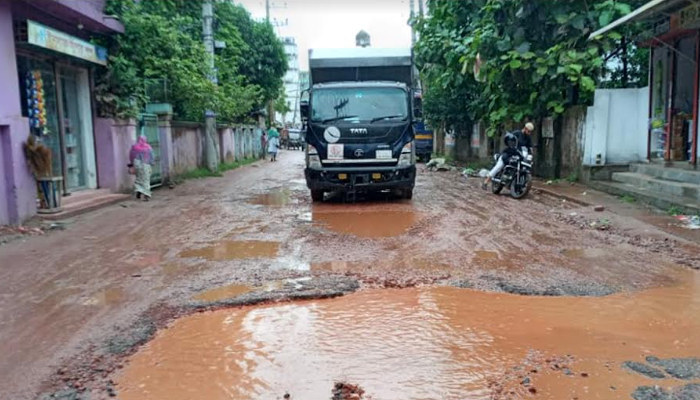 সেই সড়কটি এখন মরন ফাঁদ