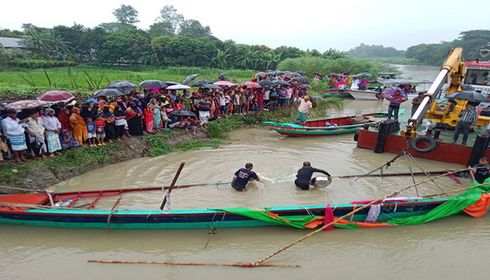 পদ্মায় ডুবে যাওয়া ট্রলার ১৫ ঘণ্টা পর উদ্ধার 