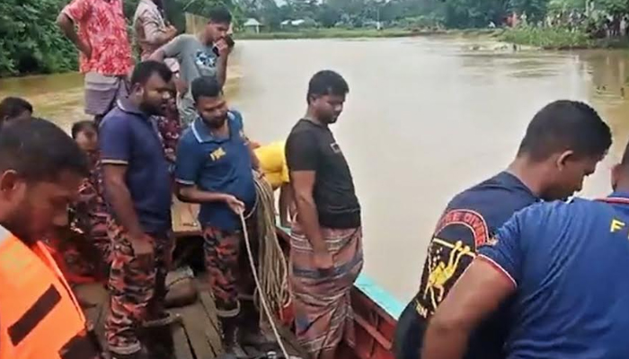 নেত্রকোণায় পলিথিন উদ্ধার করতে গিয়ে নদীতে নিখোঁজ কৃষক